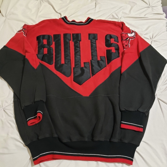 Legends Athletic Other - vintage embroidered chicago bulls crewneck